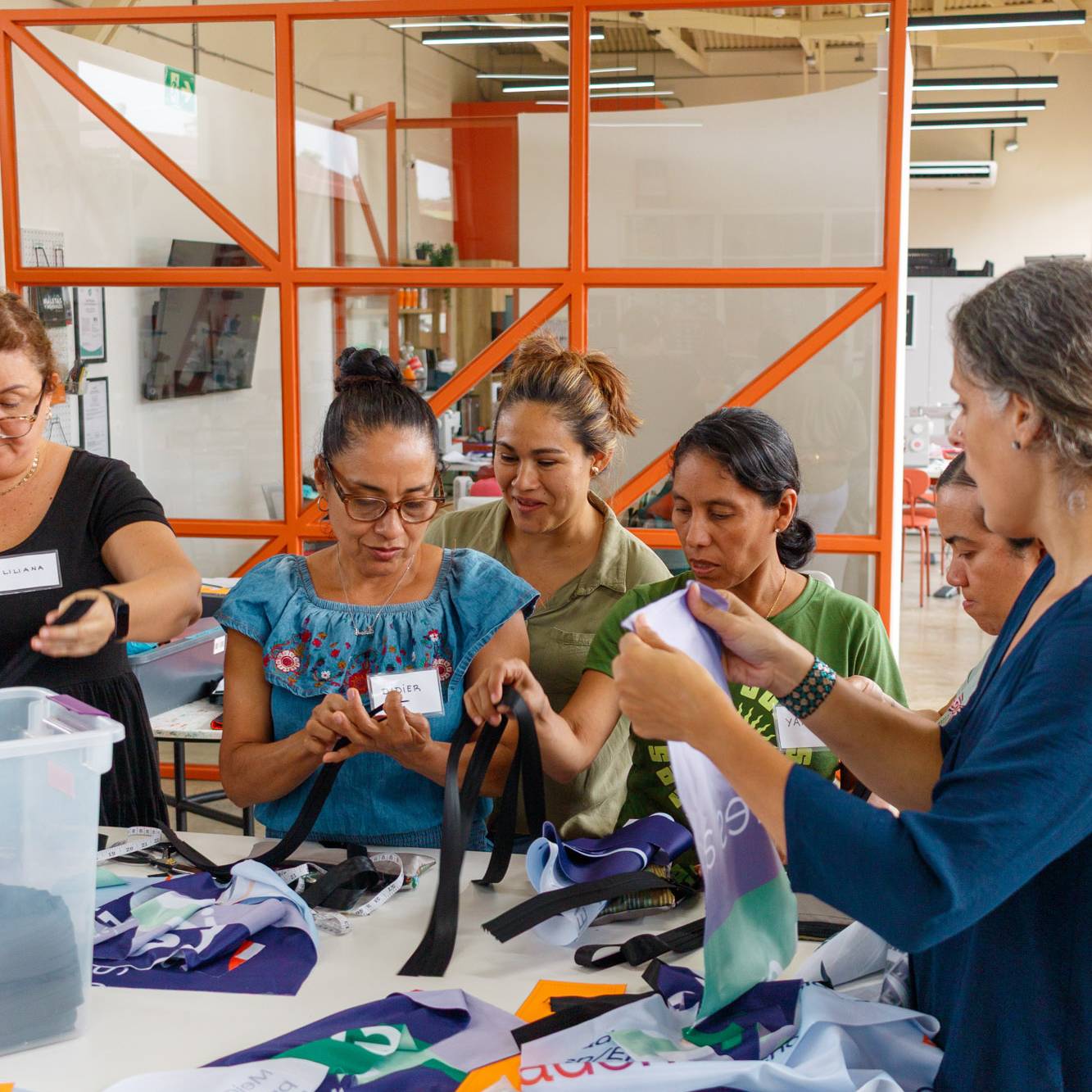 Grupo de mujeres participando en un taller de costura y diseño textil en el espacio colaborativo de Fundación Estudio TAC.