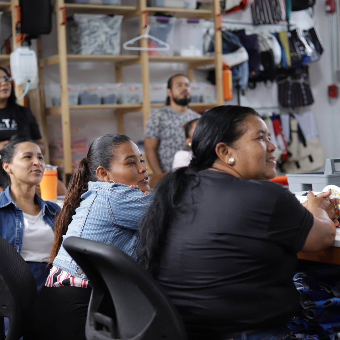 Grupo de participantes atentos durante una clase teórica y proyección audiovisual en las instalaciones de Fundación Estudio TAC.