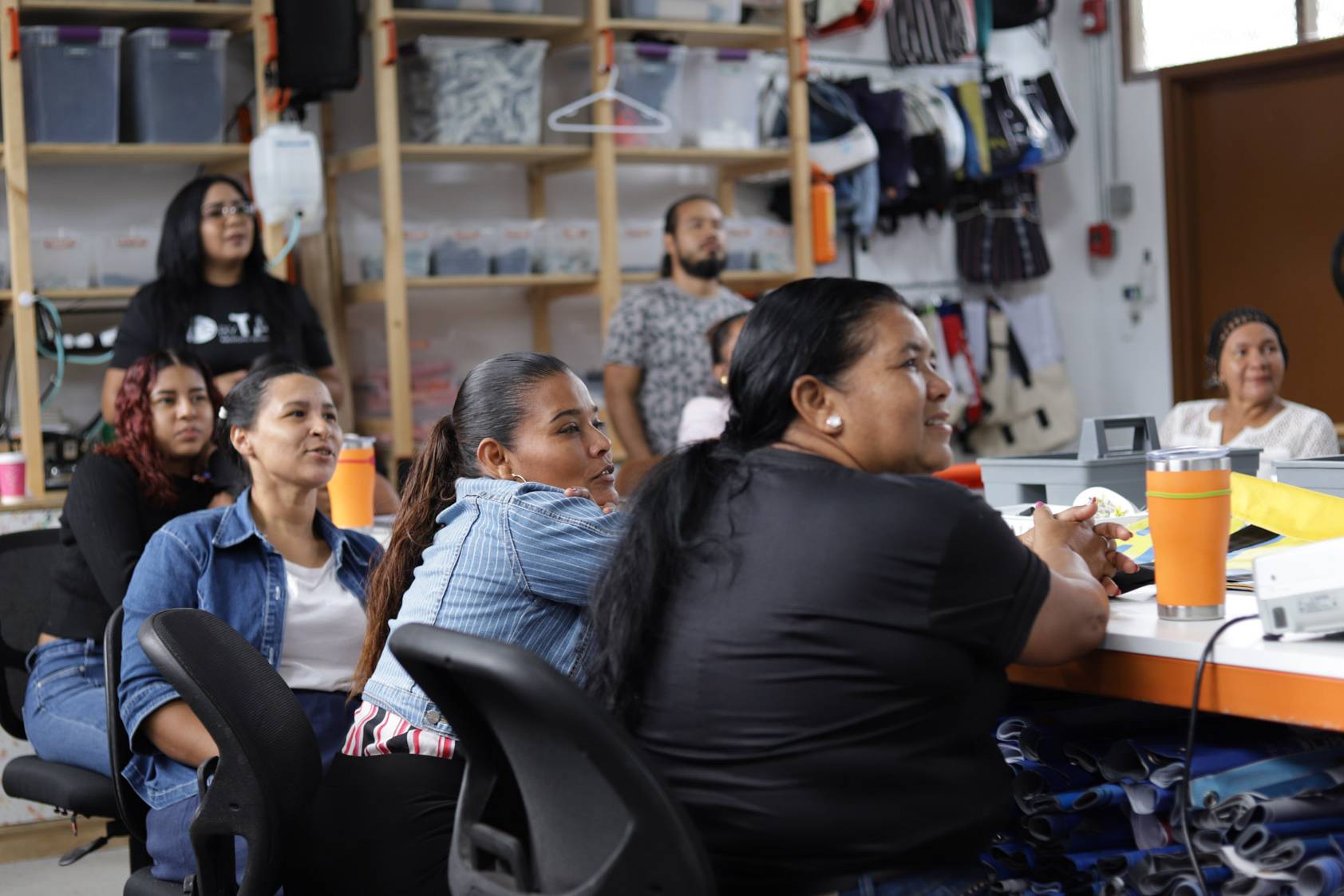 Grupo de participantes atentos durante una clase teórica y proyección audiovisual en las instalaciones de Fundación Estudio TAC.