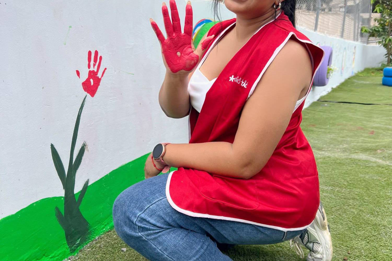 Participantes, voluntarios y coordinadores del programa Yo Aprendo participan alegremente en una jornada comunitaria y de voluntariado al aire libre, colaborando en equipo en la pintura de murales, la creación de mobiliario reciclado y la celebración de sus logros.