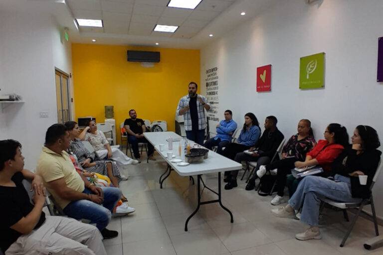 Participantes asisten a una sesión de capacitación con salida laboral de la Fundación Estudio TAC enfocada en el desarrollo de habilidades profesionales.