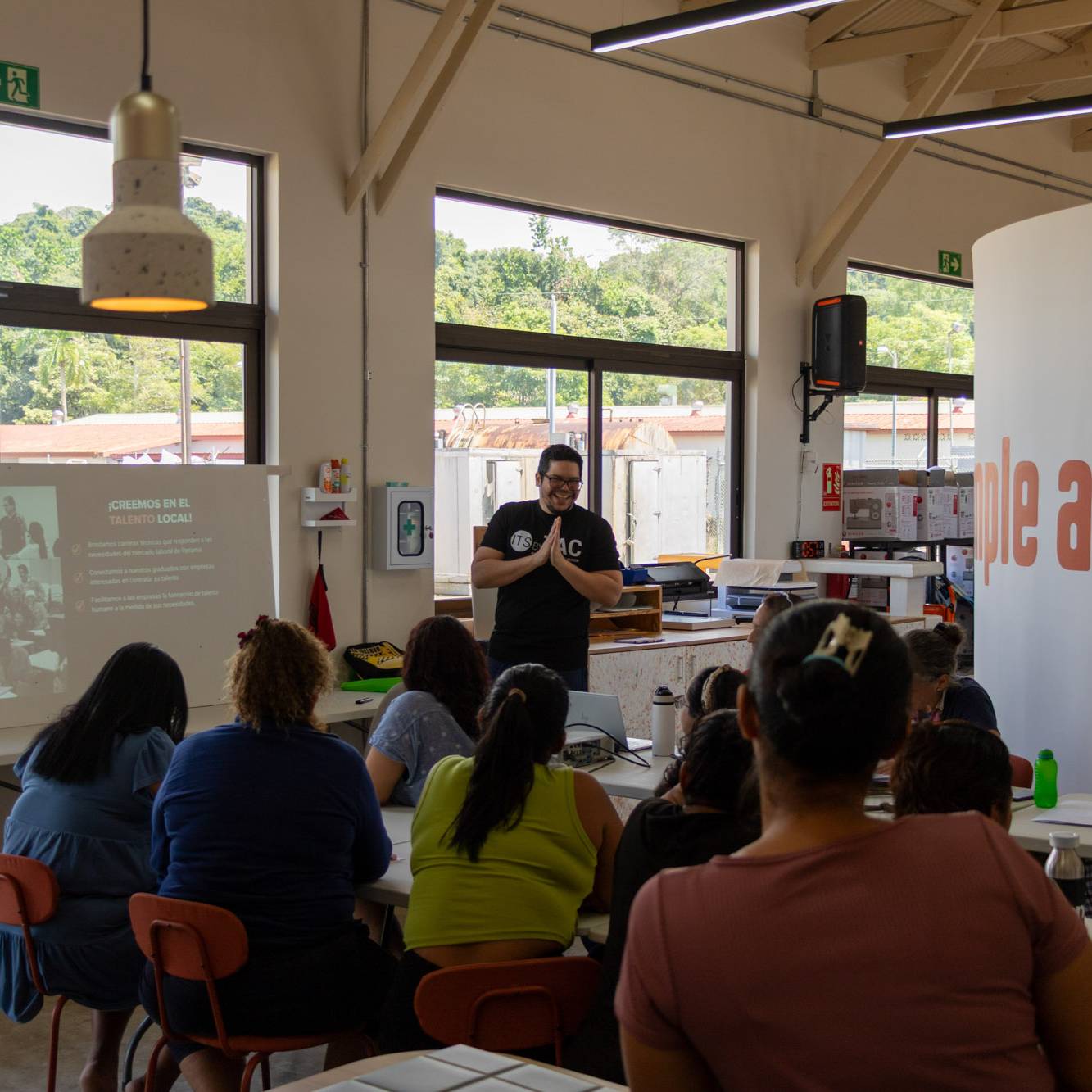 Un facilitador expone una presentación sobre talento local ante un grupo de personas en el salón de talleres de Fundación Estudio TAC.