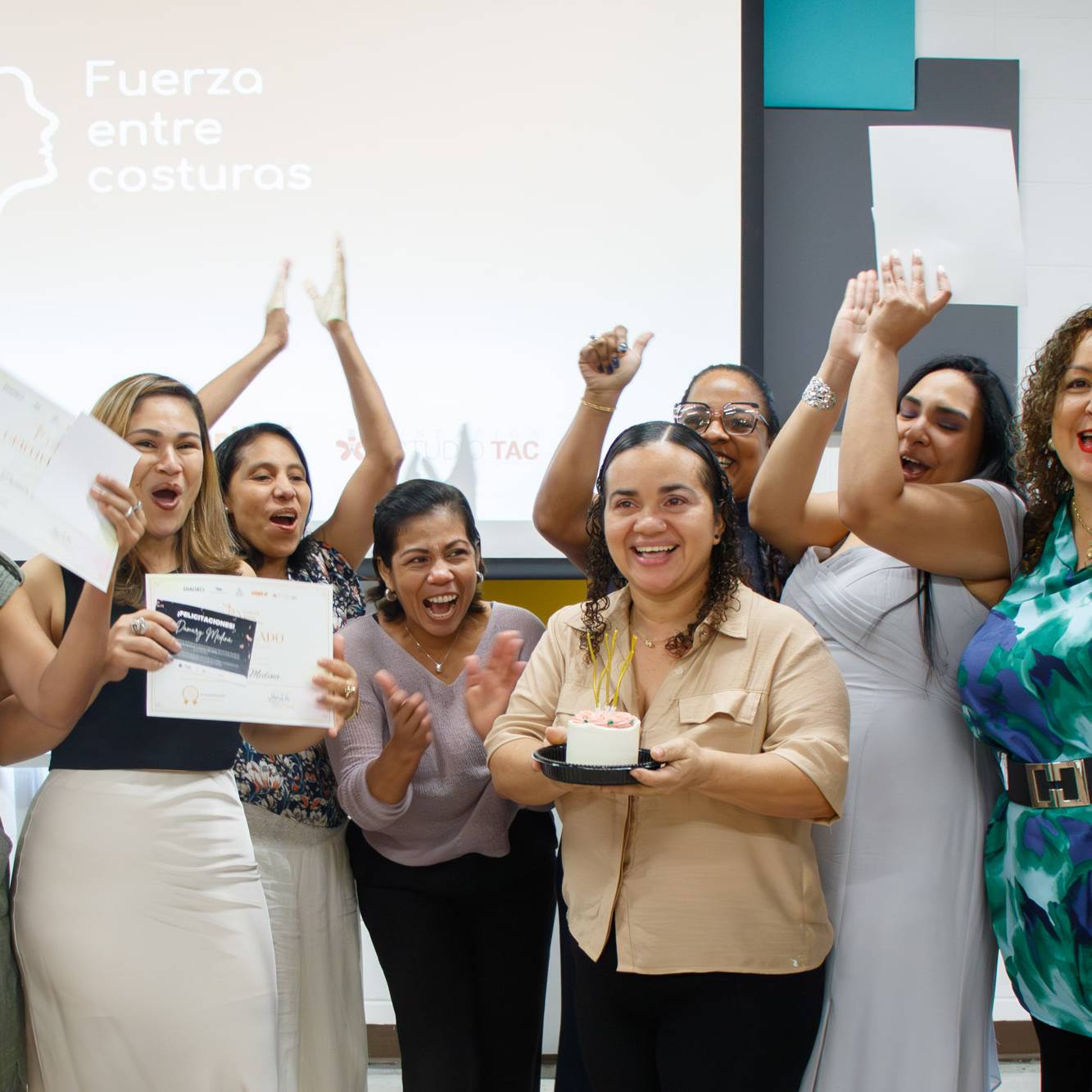 Grupo de mujeres celebrando con alegr&iacute;a la entrega de certificados del programa Fuerza entre costuras de la Fundaci&oacute;n Estudio TAC.