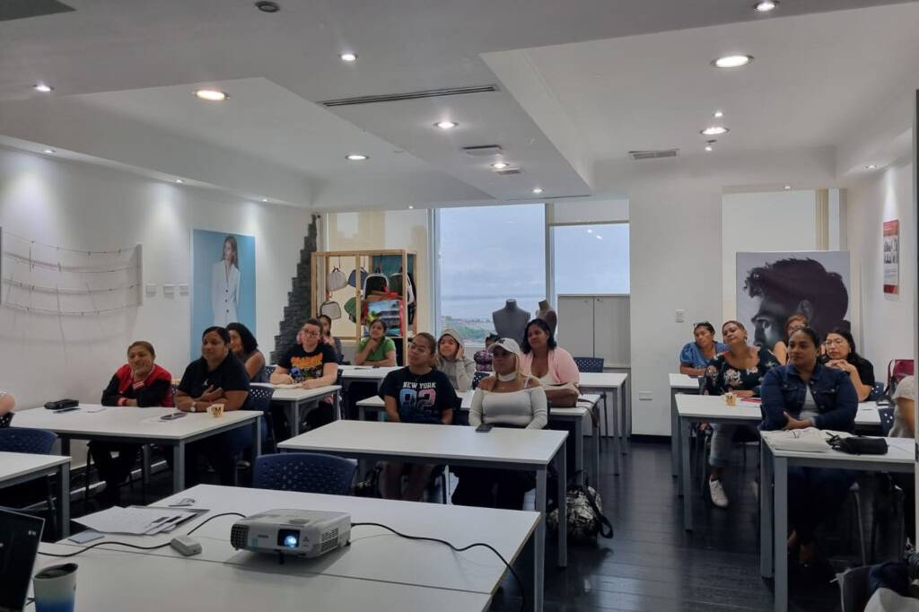 Un facilitador sonríe durante una charla formativa sobre talento local ante un grupo de participantes del programa Yo Aprendo en la Fundación Estudio TAC.