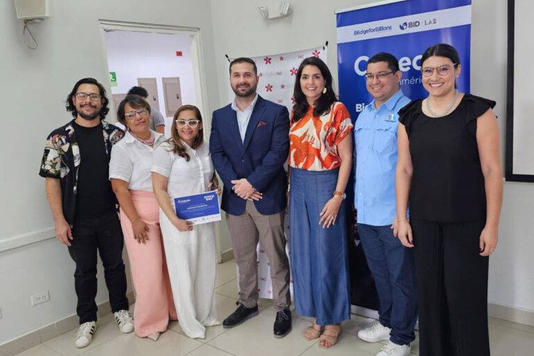 Fotografía grupal de la cohorte de graduados del programa Yo Aprendo posando con sus certificados junto al equipo de la Fundación Estudio TAC.