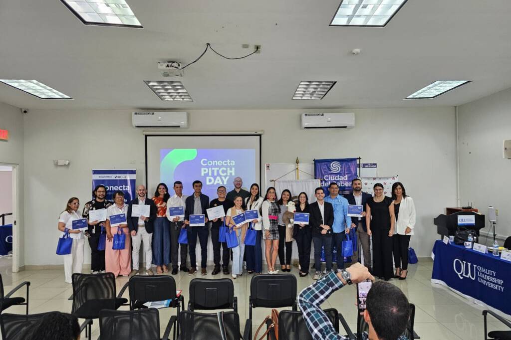 Fotografía grupal de la cohorte de graduados del programa Yo Aprendo posando con sus certificados junto al equipo de la Fundación Estudio TAC.