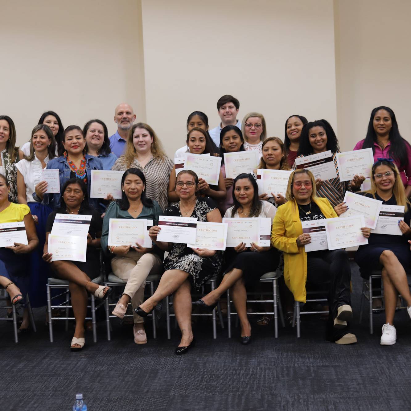 Fotograf&iacute;a grupal de las participantes mostrando con orgullo sus diplomas en el acto de graduaci&oacute;n del programa Yo Aprendo de la Fundaci&oacute;n Estudio TAC.