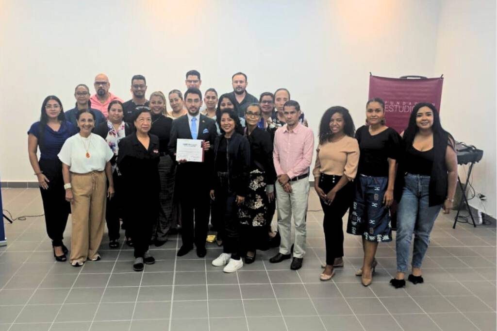Fotografía grupal de la cohorte de graduados del programa Yo Aprendo posando con sus certificados junto al equipo de la Fundación Estudio TAC.