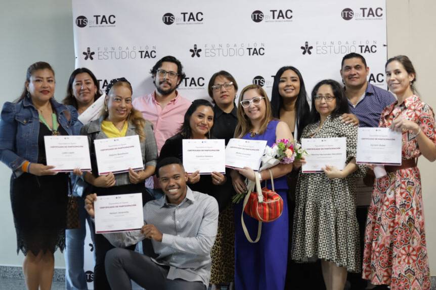 Acto oficial de firma de documentos institucionales entre representantes del proyecto y autoridades de apoyo al emprendimiento.